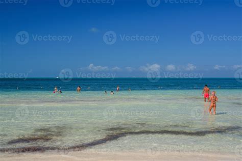 chicas en tanga en la playa|3.600+ Tanga Beach Fotografías de stock, fotos e imágenes。